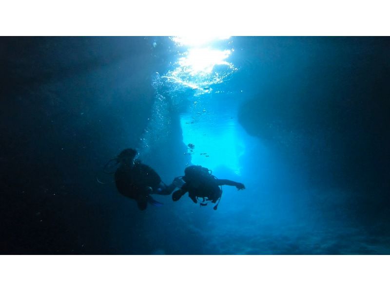 【ジンベエザメと青の洞窟】体験ダイビング満足セットプラン！半日～１日で両方楽しめる！GoPro撮影データプレゼント！の紹介画像