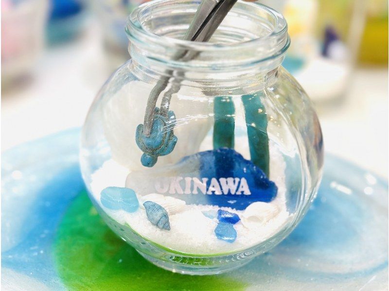 [沖繩/國際通/凝膠蠟燭]許多免費零件！讓我們來製作一支鑲嵌著琉球玻璃和貝殼的凝膠蠟燭吧！の紹介画像