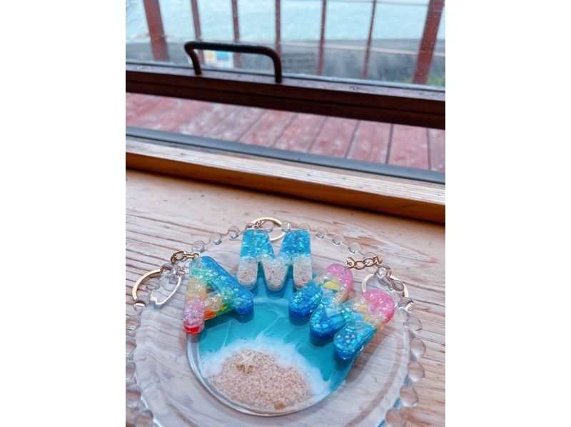[Okinawa, Kouri Island] Marine plastic art experience <Very popular with couples and girls' trips! Making initial key chains>の紹介画像