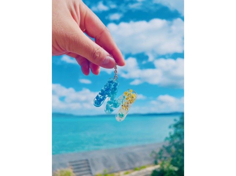 【沖縄・古宇利島】海洋プラスチックアート体験〈カップル・女子旅に大人気！イニシャルキーホルダー作り〉の紹介画像