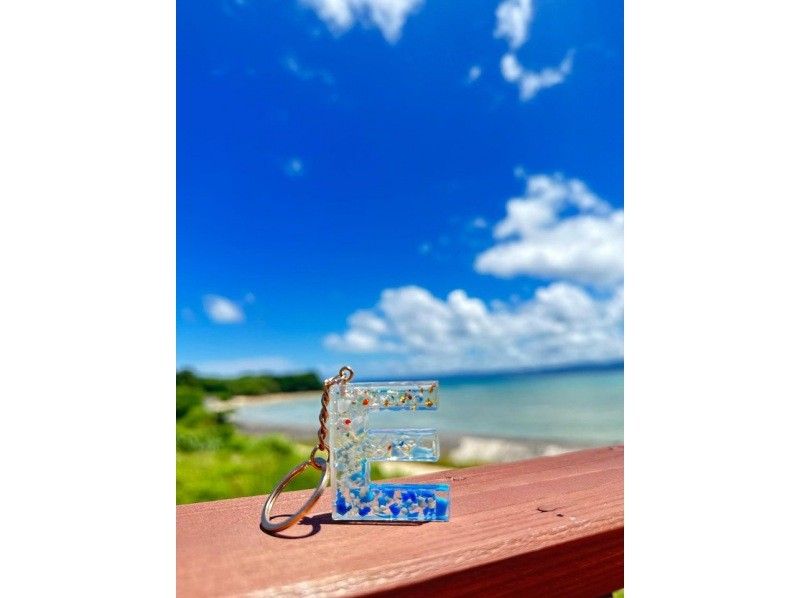 [Okinawa, Kouri Island] Marine plastic art experience <Very popular with couples and girls' trips! Making initial key chains>の紹介画像