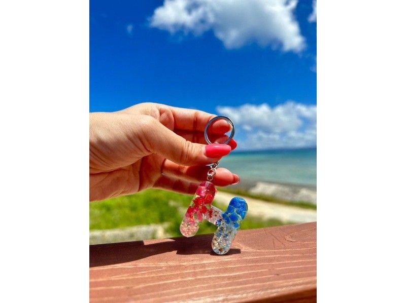 【沖縄・古宇利島】海洋プラスチックアート体験〈カップル・女子旅に大人気！イニシャルキーホルダー作り〉の紹介画像