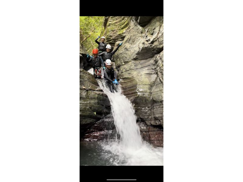 [Okinawa Yanbaru] Enjoy river swimming in the vast jungle with your family, friends, or even by yourself! Experience the extraordinary thrill of canyoning and shower climbing!の紹介画像