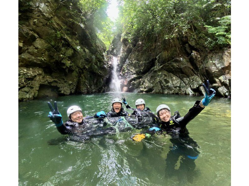 [Okinawa Yanbaru] Enjoy river swimming in the vast jungle with your family, friends, or even by yourself! Experience the extraordinary thrill of canyoning and shower climbing!の紹介画像