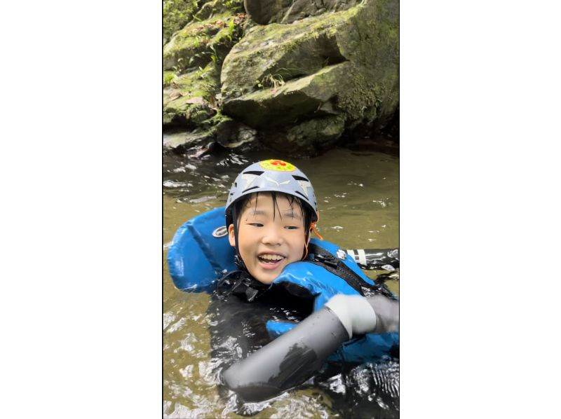 [Okinawa, Yanbaru] Private rental for one group! Perfect for families, friends, or even solo travelers! Enjoy playing in the river in the jungle! Experience the thrill of canyoning and waterfall climbing!の紹介画像