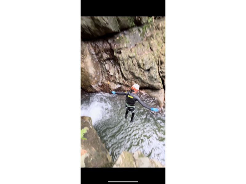 [Okinawa Yanbaru] Enjoy river swimming in the vast jungle with your family, friends, or even by yourself! Experience the extraordinary thrill of canyoning and shower climbing!の紹介画像