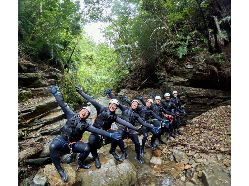 [Okinawa Yanbaru] Enjoy river swimming in the vast jungle with your family, friends, or even by yourself! Experience the extraordinary thrill of canyoning and shower climbing!の紹介画像
