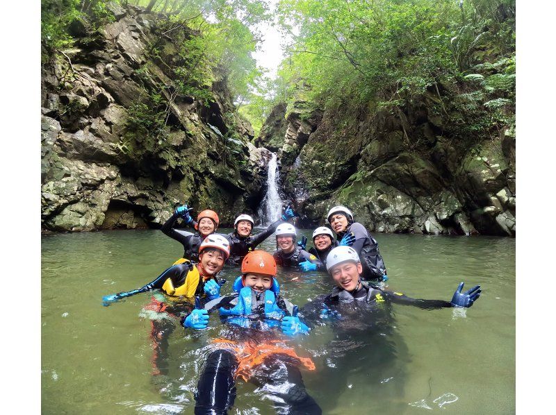 [Okinawa Yanbaru] Enjoy river swimming in the vast jungle with your family, friends, or even by yourself! Experience the extraordinary thrill of canyoning and shower climbing!の紹介画像