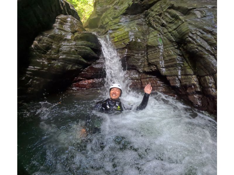 [Okinawa Yanbaru] Enjoy river swimming in the vast jungle with your family, friends, or even by yourself! Experience the extraordinary thrill of canyoning and shower climbing!の紹介画像