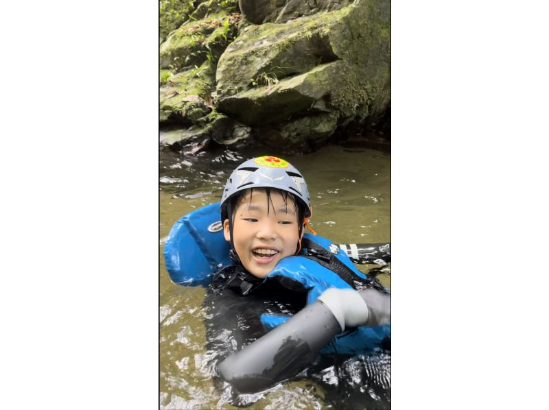 [Okinawa Yanbaru] Enjoy river swimming in the vast jungle with your family, friends, or even by yourself! Experience the extraordinary thrill of canyoning and shower climbing!の紹介画像