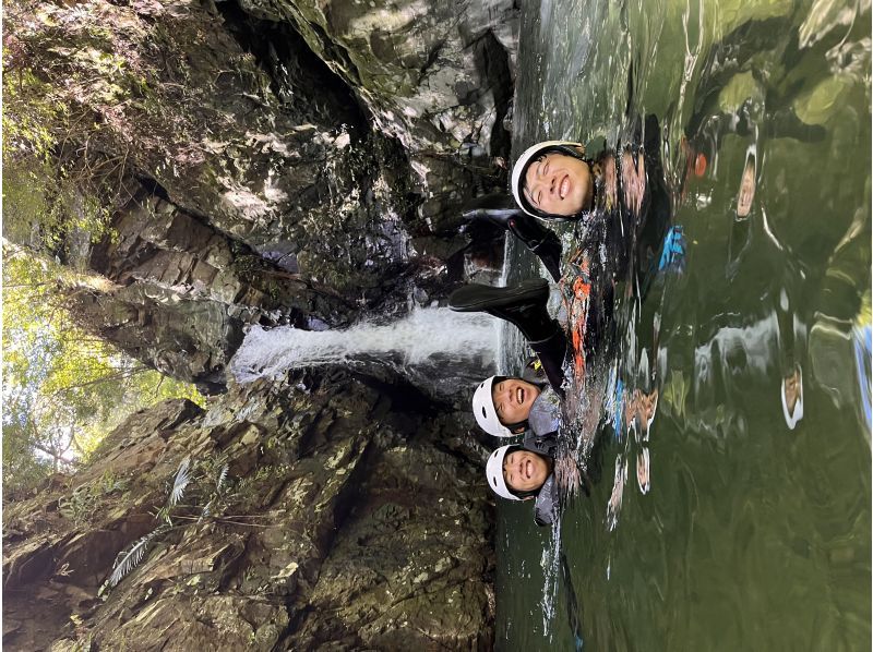 [Okinawa Yanbaru] Enjoy river swimming in the vast jungle with your family, friends, or even by yourself! Experience the extraordinary thrill of canyoning and shower climbing!の紹介画像