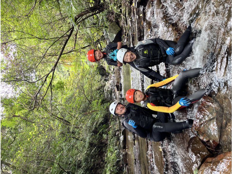 [Okinawa Yanbaru] Enjoy river swimming in the vast jungle with your family, friends, or even by yourself! Experience the extraordinary thrill of canyoning and shower climbing!の紹介画像