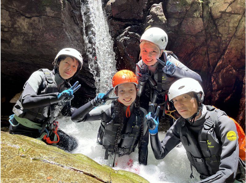 [Okinawa Yanbaru] Enjoy river swimming in the vast jungle with your family, friends, or even by yourself! Experience the extraordinary thrill of canyoning and shower climbing!の紹介画像