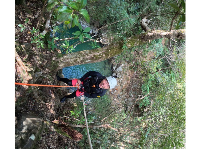[Okinawa Yanbaru] Enjoy river swimming in the vast jungle with your family, friends, or even by yourself! Experience the extraordinary thrill of canyoning and shower climbing!の紹介画像