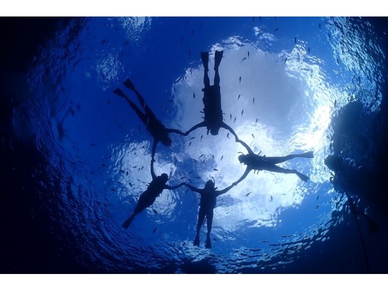 [ดำน้ำถ้ำสีฟ้า + ดำน้ำตื้นเต่าทะเลโดยเรือไปยังใกล้ทางเข้าถ้ำ] วิดีโอภาพถ่าย GoPro [ถ่ายภาพไม่ จำกัด ]の紹介画像