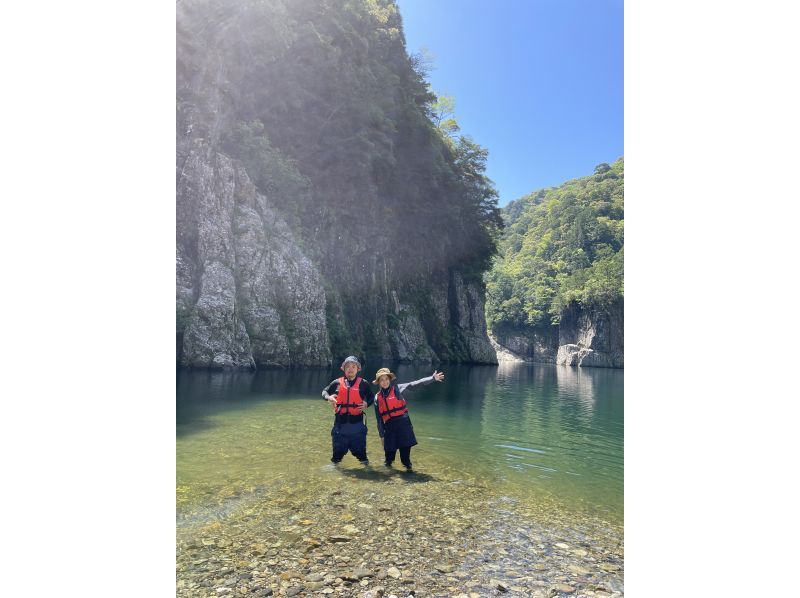 【和歌山・熊野】奈良・三重・和歌山の県境の秘境でパックラフト体験半日ツアー！断崖絶壁の渓谷をゆったり漕ぎ下ります。初心者・女性・お子様歓迎！の紹介画像