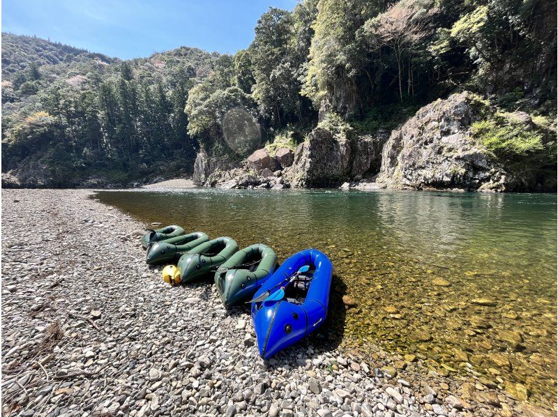 [Wakayama/Kumano] A half-day tour to experience packrafting in the remote area on the border between Nara, Mie, and Wakayama prefectures! Relax and paddle down the cliff-lined valley. Beginners, women, and children welcome!の紹介画像