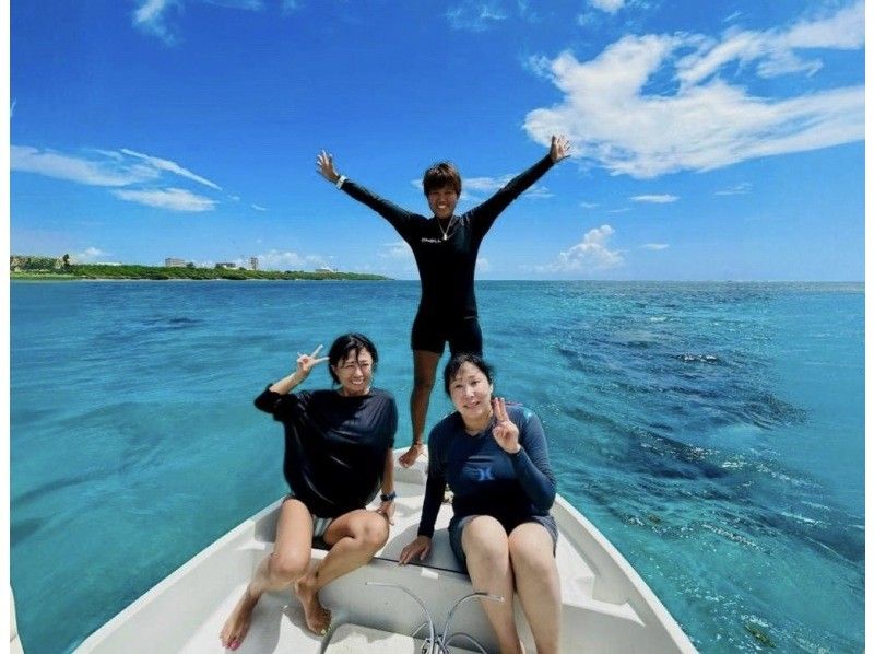 Enjoy a private experience with a small group! Churaumi boat snorkeling tour! (GoPro photo service included)の紹介画像