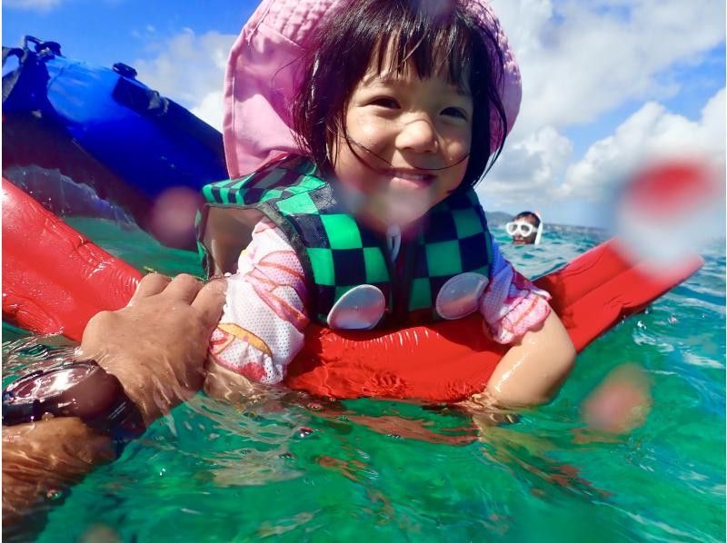 Enjoy a private experience with a small group! Churaumi boat snorkeling tour! (GoPro photo service included)の紹介画像