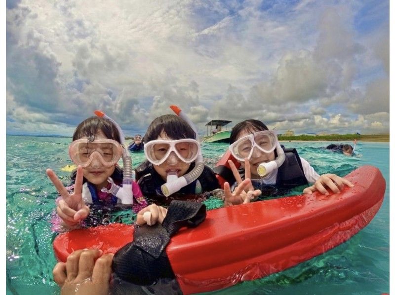 Enjoy a private experience with a small group! Churaumi boat snorkeling tour! (GoPro photo service included)の紹介画像