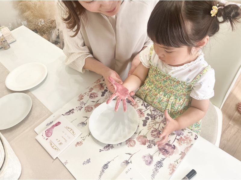 Chiba "+ism" Handprint and footprint porcelain art experience Parents and children enjoying the experience