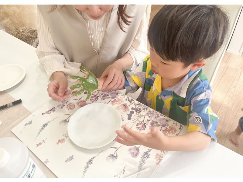 【千葉・柏】お子様の可愛い手形や足形を食器に♪手形足形ポーセラーツ体験☆の紹介画像