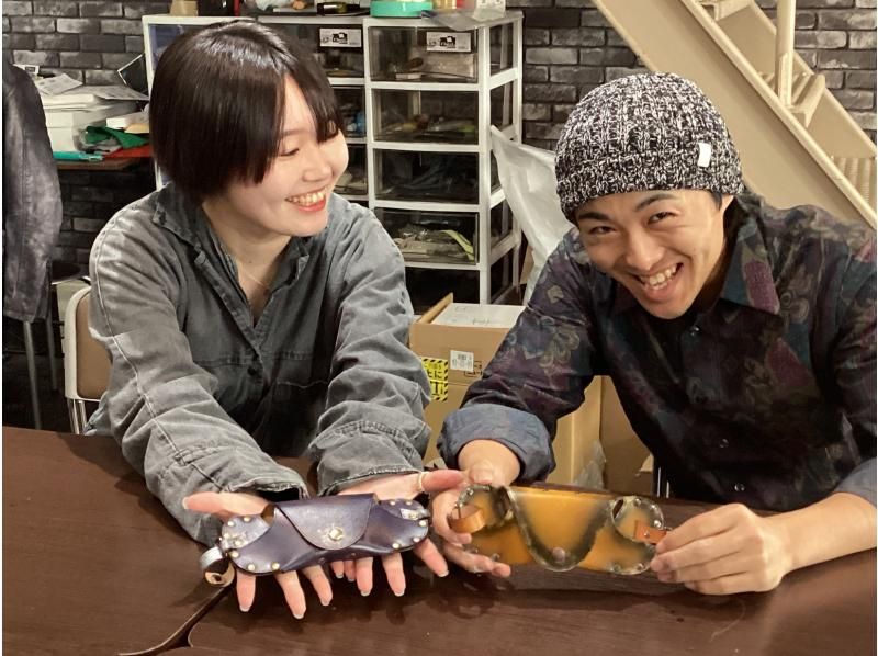 兵庫・神戸三宮】レザーに染色！オリジナル・メガネケースを染め上げる