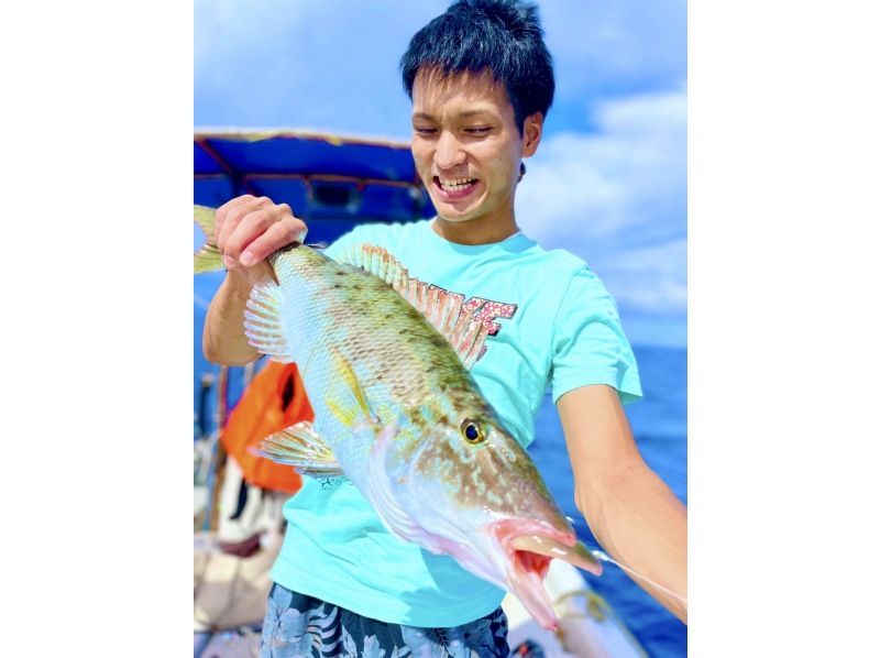 【以优质鱼和大量渔获为目标】“空手而来，当天预约”“冲绳石垣岛半日五鱼垂钓体验”欢迎初学者、家庭、情侣！の紹介画像