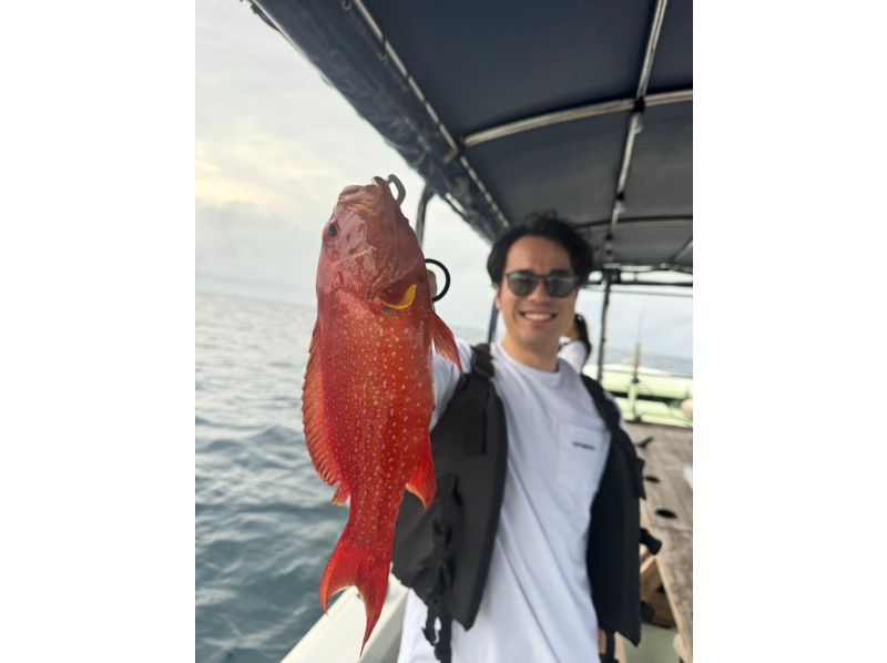 【以优质鱼和大量渔获为目标】“空手而来，当天预约”“冲绳石垣岛半日五鱼垂钓体验”欢迎初学者、家庭、情侣！の紹介画像