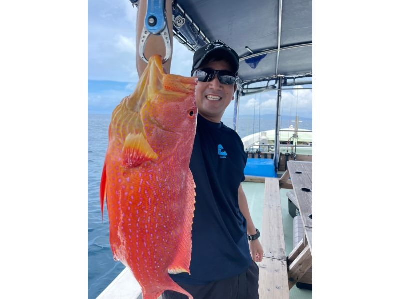 【以优质鱼和大量渔获为目标】“空手而来，当天预约”“冲绳石垣岛半日五鱼垂钓体验”欢迎初学者、家庭、情侣！の紹介画像