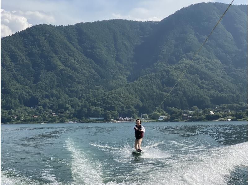 [Yamanashi, Lake Kawaguchi] Experience wakeboarding as you race across the water with Mt. Fuji in the background!の紹介画像