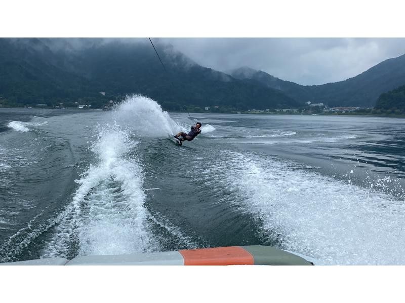 [Yamanashi, Lake Kawaguchi] Experience wakeboarding as you race across the water with Mt. Fuji in the background!の紹介画像