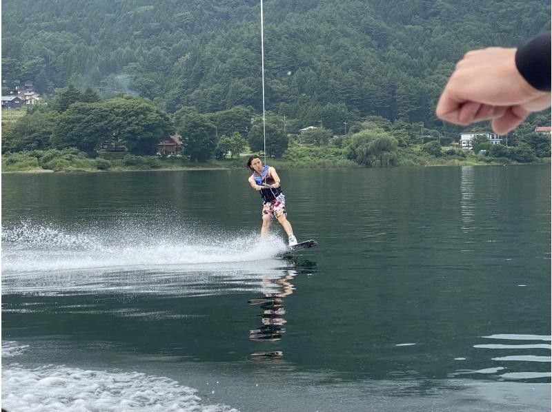 [山梨/河口湖]以富士山为背景在水面上飞驰！滑水体验！の紹介画像