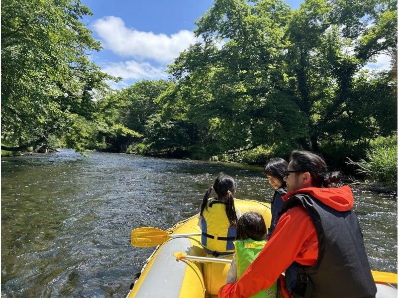 A family enjoying a boat tour on the "TOIMOK" Chitose River in Hokkaido