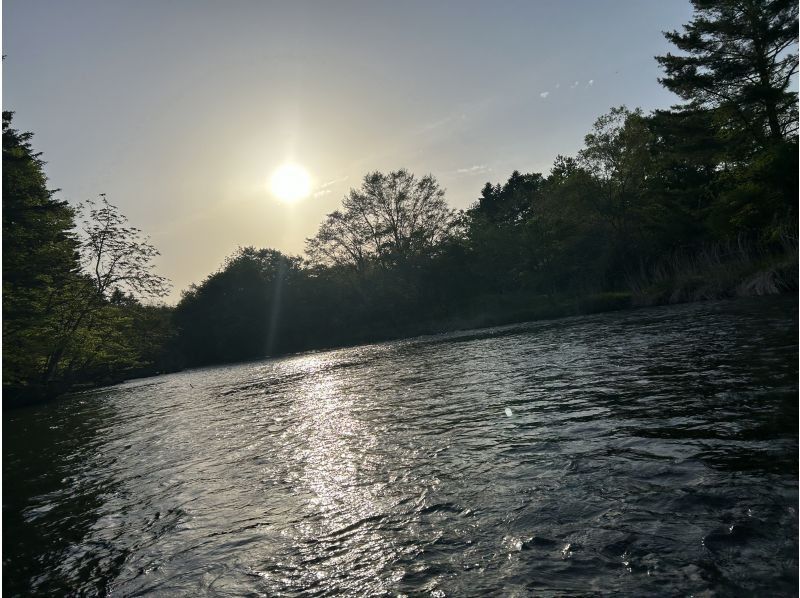 【北海道・千歳川】⭐︎安定感抜群のボートツアー〈標準コース〉　透明度抜群！川で泳ぐ魚や森に住む鳥たちと一緒に大冒険の川下りに出かけよう！の紹介画像