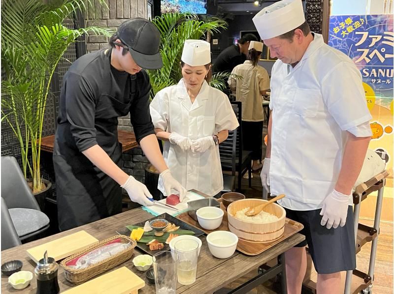 [โอซาก้า/เทนโนจิ] การผสมผสานระหว่างประเพณีและความคิดสร้างสรรค์! ประสบการณ์ทำซูชิ (3 นาทีใกล้สถานี)の紹介画像