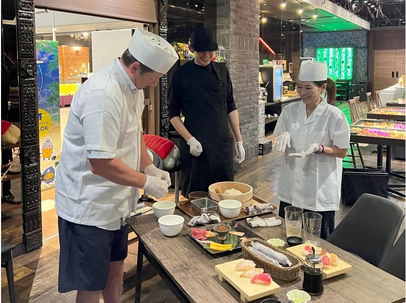 [โอซาก้า/เทนโนจิ] การผสมผสานระหว่างประเพณีและความคิดสร้างสรรค์! ประสบการณ์ทำซูชิ (3 นาทีใกล้สถานี)の紹介画像