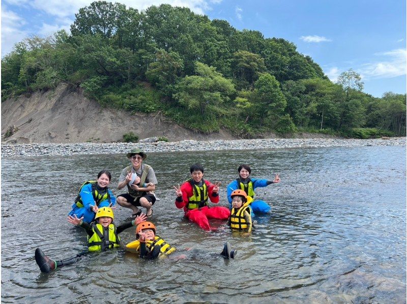 【홋카이도·도카치】패밀리 래프팅 투명도 발군의 역배 강에서 강놀이를 만끽!の紹介画像