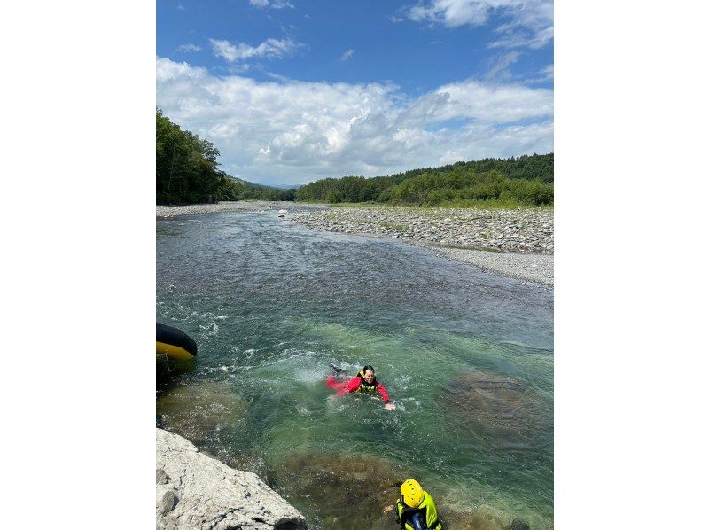 [北海道/十胜]家庭漂流 在透明度出色的Rekifune河上享受河流游戏！の紹介画像