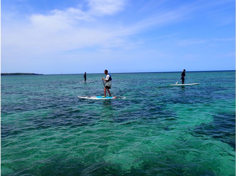 [Okinawa, Onna Village] Enjoy the ocean with the highest transparency known as Maeda Blue! A great set plan for a full charter! DAY SUP cruising & mini snorkelingの紹介画像