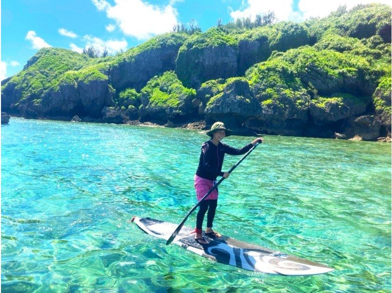 [Okinawa, Onna Village] Enjoy the ocean with the highest transparency known as Maeda Blue! A great set plan for a full charter! DAY SUP cruising & mini snorkelingの紹介画像