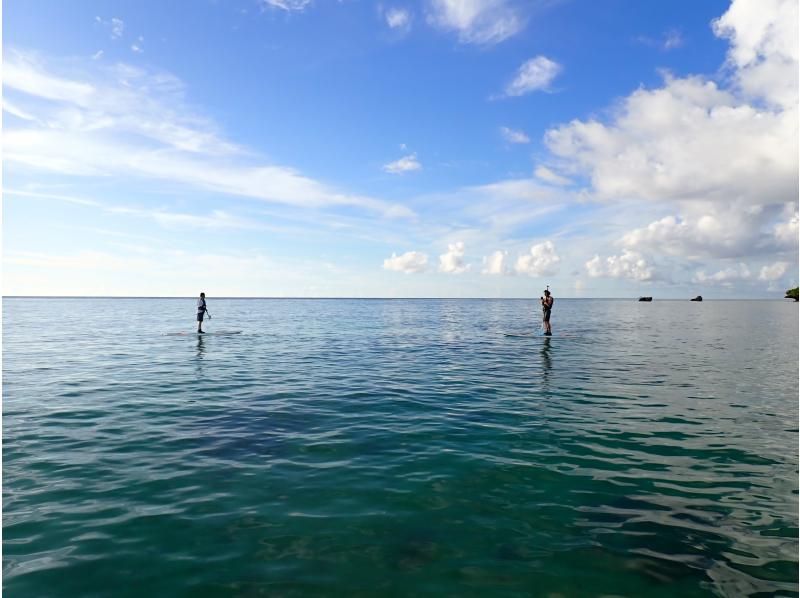 [Okinawa, Onna Village] Enjoy the ocean with the highest transparency known as Maeda Blue! A great set plan for a full charter! DAY SUP cruising & mini snorkelingの紹介画像