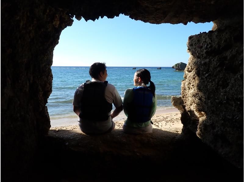 [Okinawa, Onna Village] Enjoy the ocean with the highest transparency known as Maeda Blue! A great set plan for a full charter! DAY SUP cruising & mini snorkelingの紹介画像
