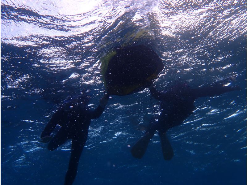 [Okinawa, Onna Village] Enjoy the ocean with the highest transparency known as Maeda Blue! A great set plan for a full charter! DAY SUP cruising & mini snorkelingの紹介画像