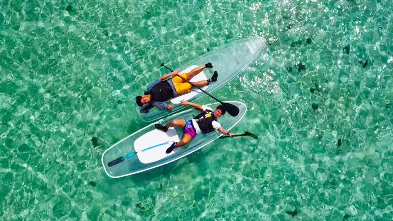 沖縄の事業者「恩納村マリンbyCLEARSUPJAPAN」が実施するクリアSUP（サップ）の様子