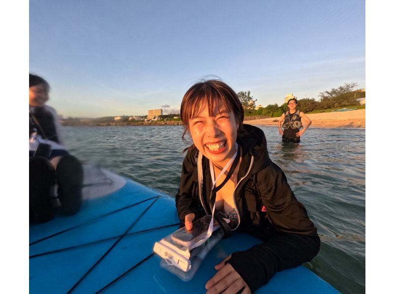 [Onna Village, Okinawa] Sunset Chillsup [SUP] It's still October! Held on a beach with a beautiful sunset! Lau's shop Free GOPRO filmingの紹介画像