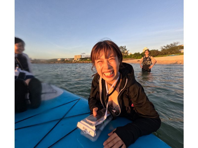 【冲绳恩纳村】雨季夕阳SUP【SUP】在可以欣赏美丽夕阳的海滩上举行！刘哥店：免费GOPRO拍摄の紹介画像