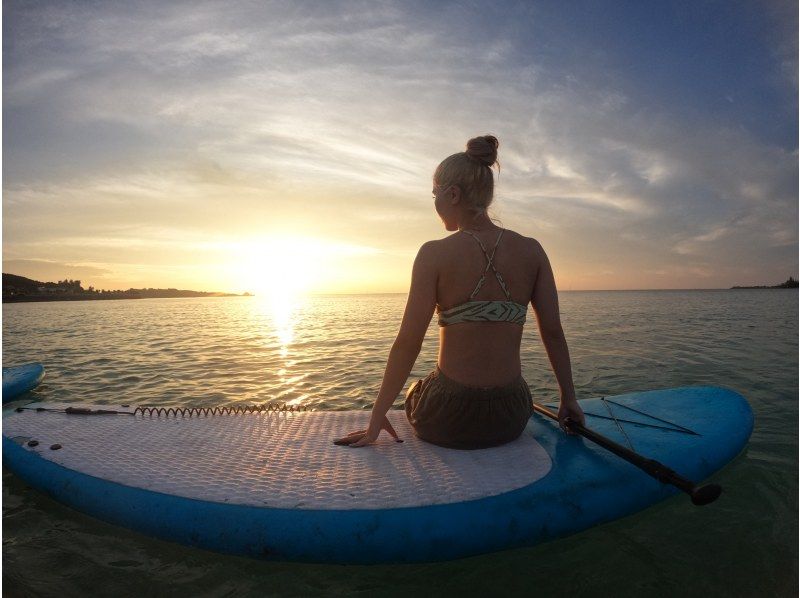 【冲绳恩纳村】当天接受预约！Sunset Lau SUP【SUP】在可以欣赏真荣田岬日落的海滩上举办！Lau兄弟的商店，免费GOPRO拍摄の紹介画像