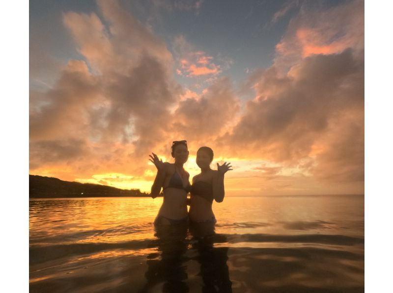 【冲绳恩纳村】雨季夕阳SUP【SUP】在可以欣赏美丽夕阳的海滩上举行！刘哥店：免费GOPRO拍摄の紹介画像