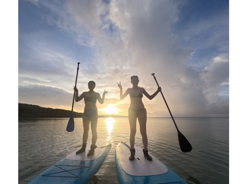 【冲绳恩纳村】当天接受预约！Sunset Lau SUP【SUP】在可以欣赏真荣田岬日落的海滩上举办！Lau兄弟的商店，免费GOPRO拍摄の紹介画像